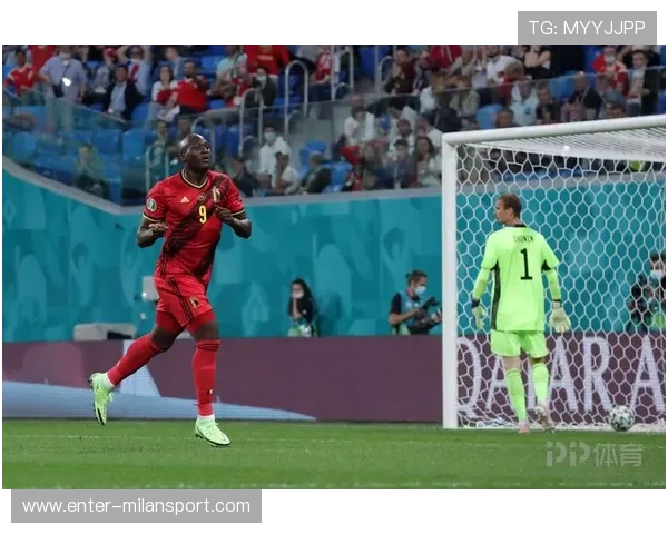 卢卡库接高球用身体打开空间，比利时进攻推进犀利