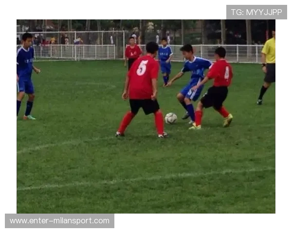 “未来之星：青少年足球运动员崭露头角”，未来之星足球队的教练和小队员正在研究